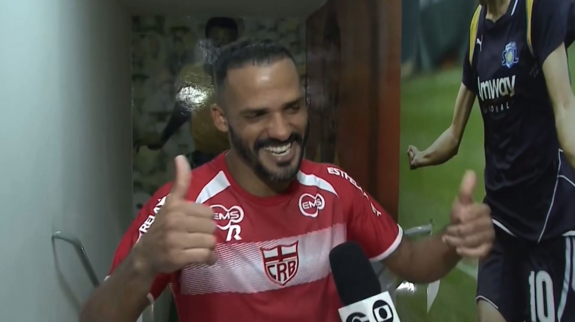 Atacante Anselmo Ramon faz 3 gols e pede música no Fantástico